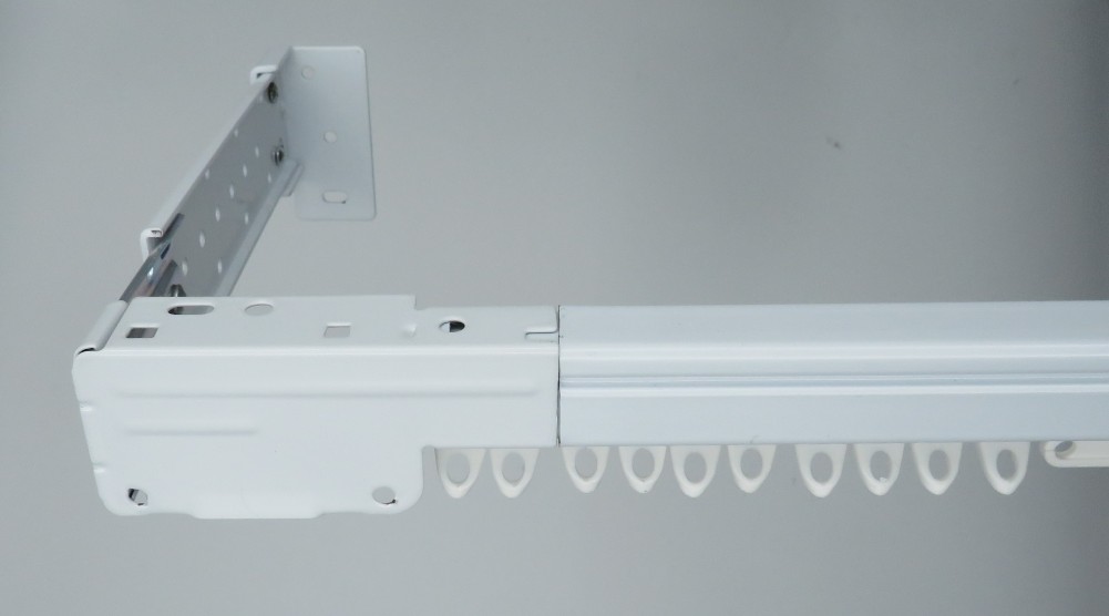 Kemmie Bastone Per Tende Doppio Telescopico – Diametri 2,5 Cm E 1,5 Cm – Regolabile Da 182 A 365 Cm – Terminali Cilindrici Moderni, Colore Bianco/Nero/Nichel